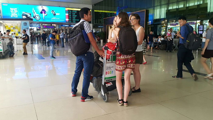 Vệ sĩ PMV đón Thân chủ tại Sân bay Tân Sơn Nhất